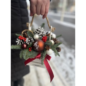 Новогодняя композиция в деревянном ящике